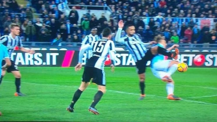 Lazio Juventus - Benatia travolge Leiva