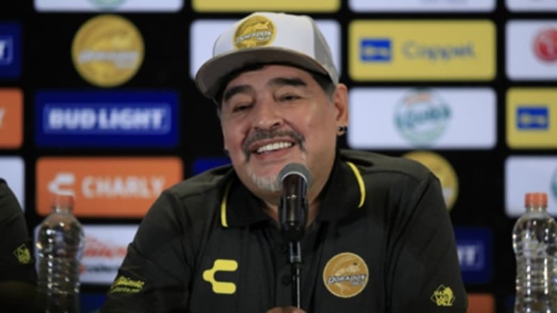 Coronavirus, Maradona: “Tagliate a me lo stipendio, non ai dipendenti”