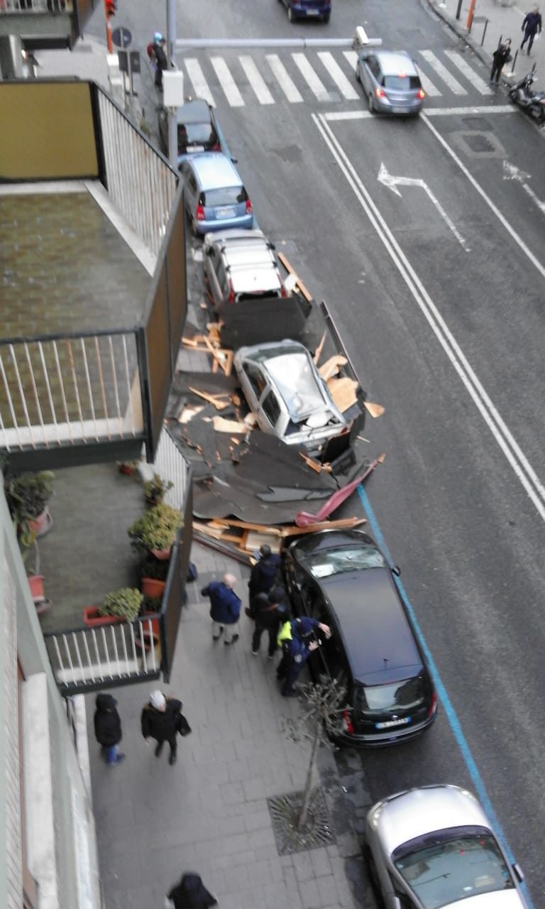 Tempesta a Napoli, crolla veranda in via Cilea. Danneggiate tre auto