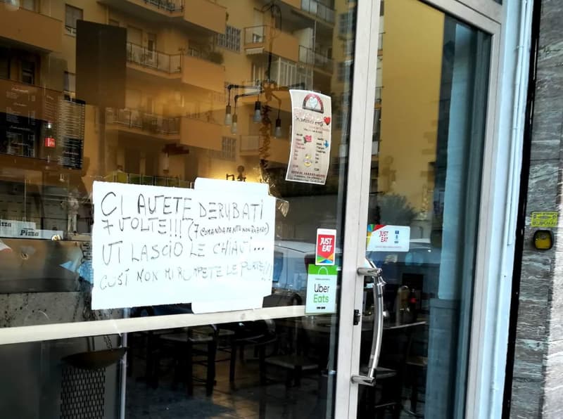 Vomero – 7 furti in 5 mesi: “Vi lascio le chiavi così non mi rompete le porte” Il cartello affisso dal titolare della pizzeria dopo i 7 furti in 5 mesi