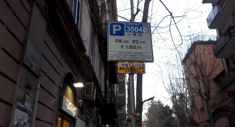 cartello Uno dei cartelli presenti al Vomero: qui l’avviso è rivolto a chi parcheggia l’auto in via Cimarosa - strisce blu