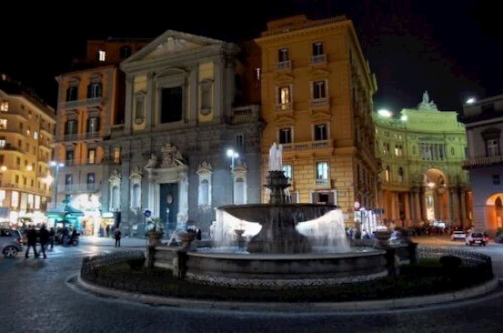 Piazza Trieste e Trento, ruba vino da uno stand e fugge: denunciata