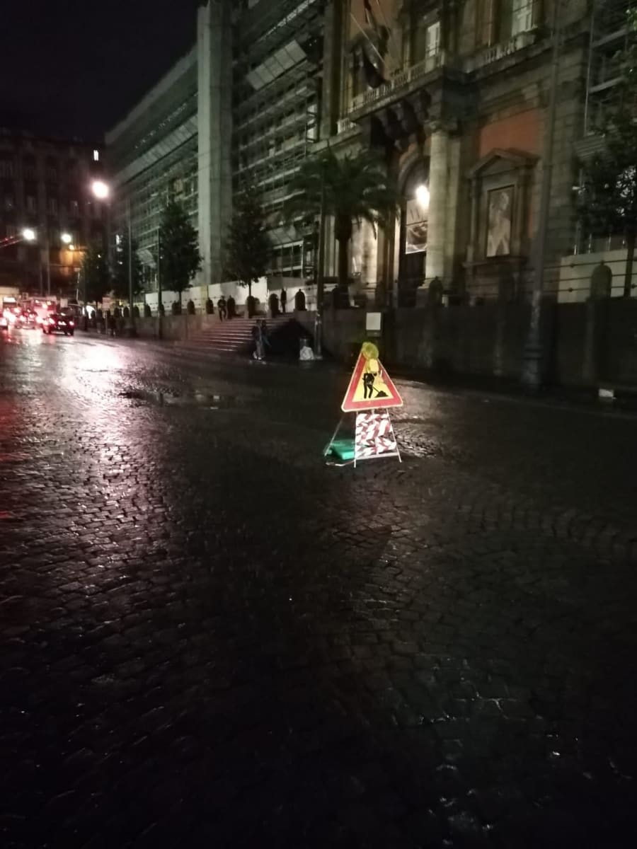 pioggia a Napoli nuova buca in piazza Museo