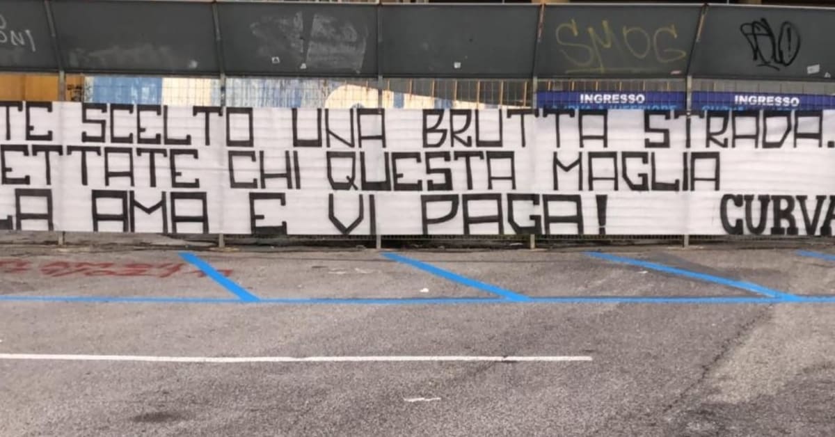 Curva A, striscione contro i calciatori del Napoli: " Avete scelto una brutta strada..."