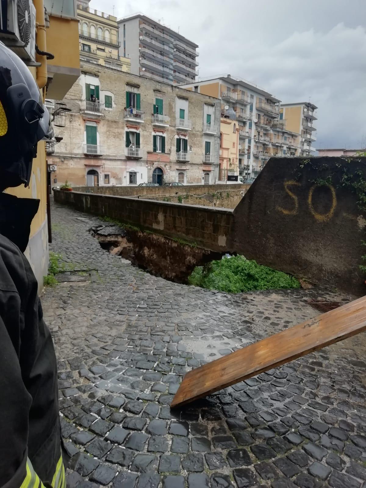 Maltempo Napoli: crolla Vico Molo all'Arenella