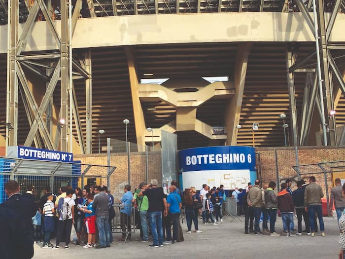 I botteghini dello stadio San Paolo presi d’assalto dai tifosi