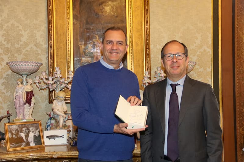 I doni di Macron al sindaco de Magistris