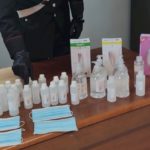 Mascherine, gel e guanti venduti in casa: denunciata 35enne
