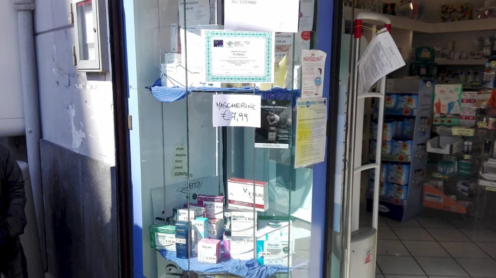 Gel, guanti e mascherine a prezzi stellari: denunciato titolare di una farmacia a Chiaia