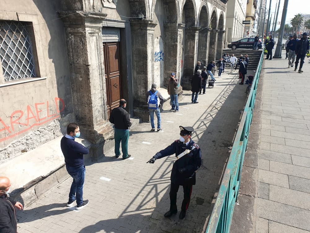 (Video) Lunghe file per la mensa alla basilica del Carmine Maggiore, carabinieri al lavoro per evitare assembramenti