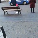 (Video) Vomero, anziano sgridato dalla Polizia :“Deve tornare a casa!”