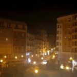 (Video) “Te vojo bene assaje”: Napoli al buio sui balconi “si accende” di speranza