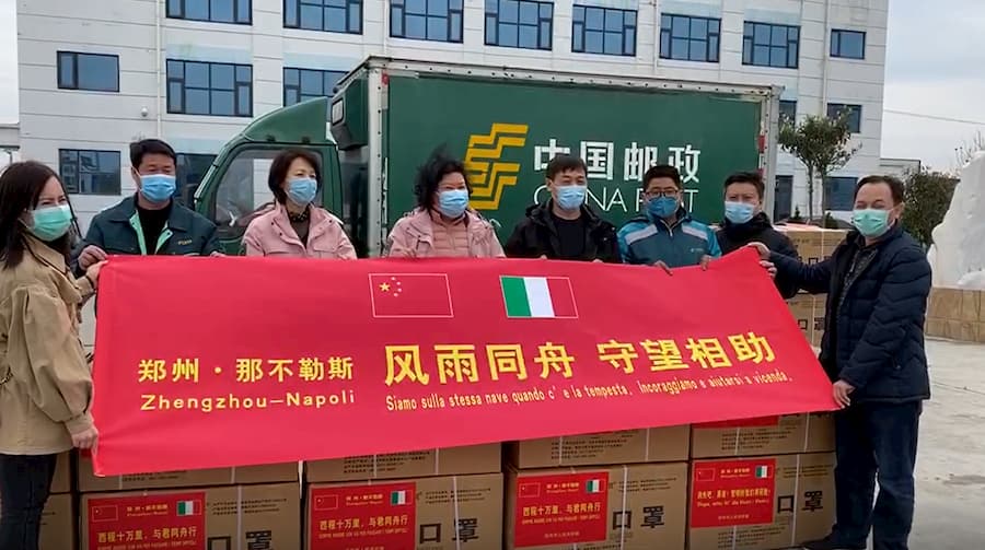 Il grande cuore della Cina: da Zhengzhou 50.000 mascherine per Napoli