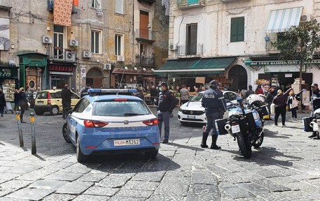 Napoli, movida cittadina, controlli dei carabinieri: 4 sanzionati perché privi di mascherina, 3 arrestati, 8  denunciati