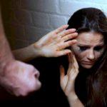 Ponticelli, donna ferita al volto chiede aiuto agli agenti: il marito la picchiava da tempo