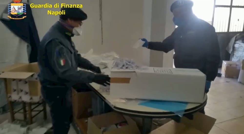 (Video) Roccarainola, producevano mascherine non a norma: fabbrica sequestrata e titolare denunciato