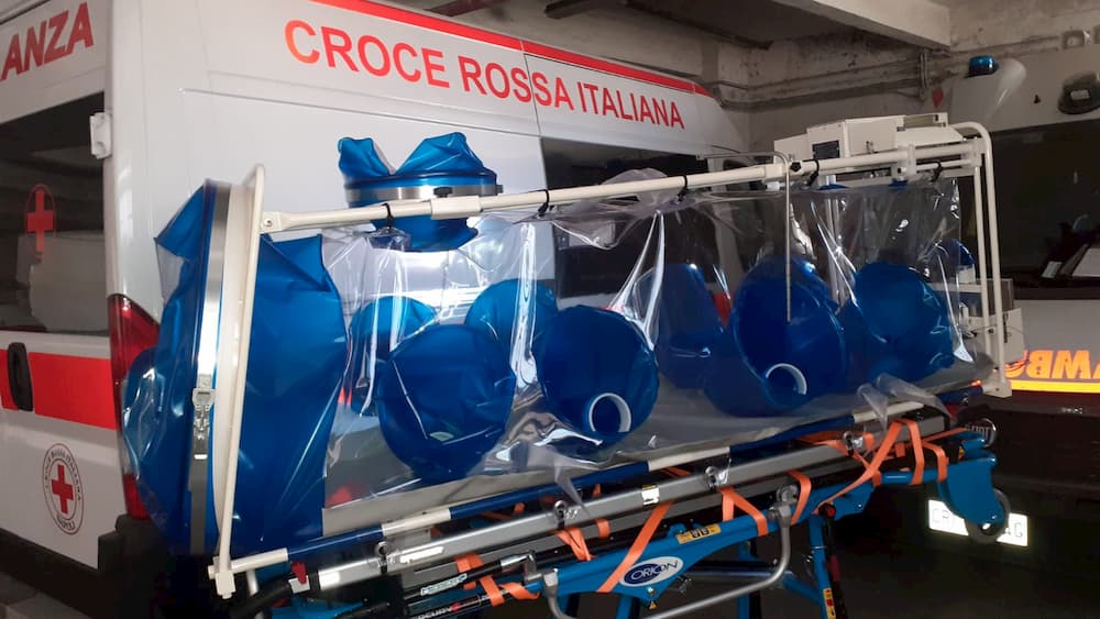 Trasporto pazienti Covid: dalla Croce Rossa di Napoli le barelle di biocontenimento per il Cotugno