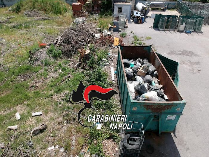 Scisciano, scoperta discarica abusiva in un capannone, tra i rifiuti anche eternit: 2 imprenditori denunciati