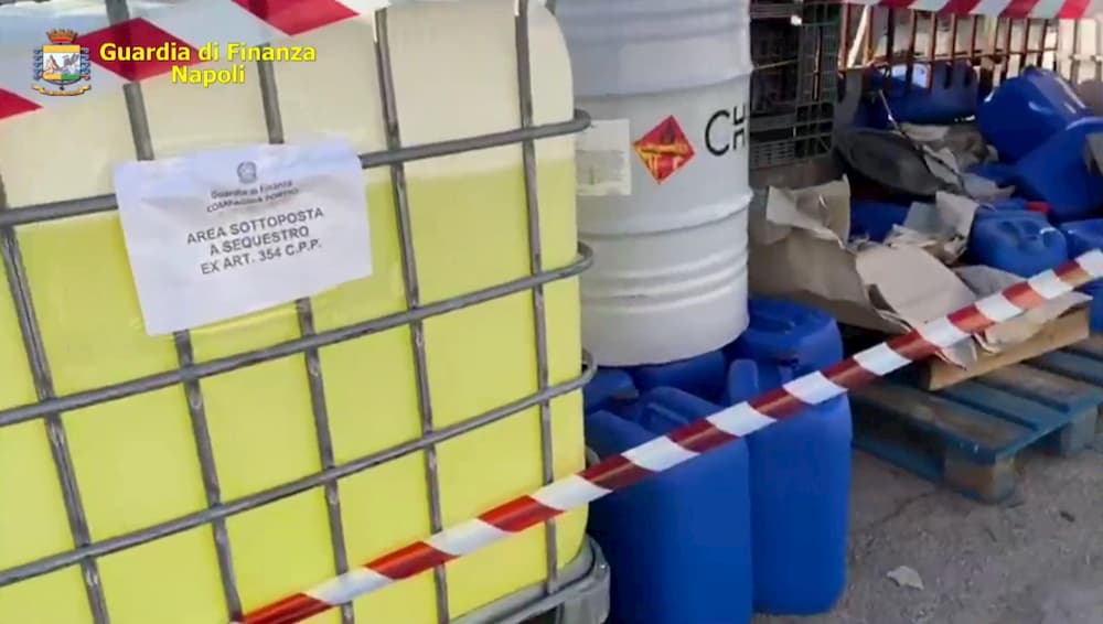 San Giorgio a Cremano, produceva igienizzanti spacciati per disinfettanti: denunciata