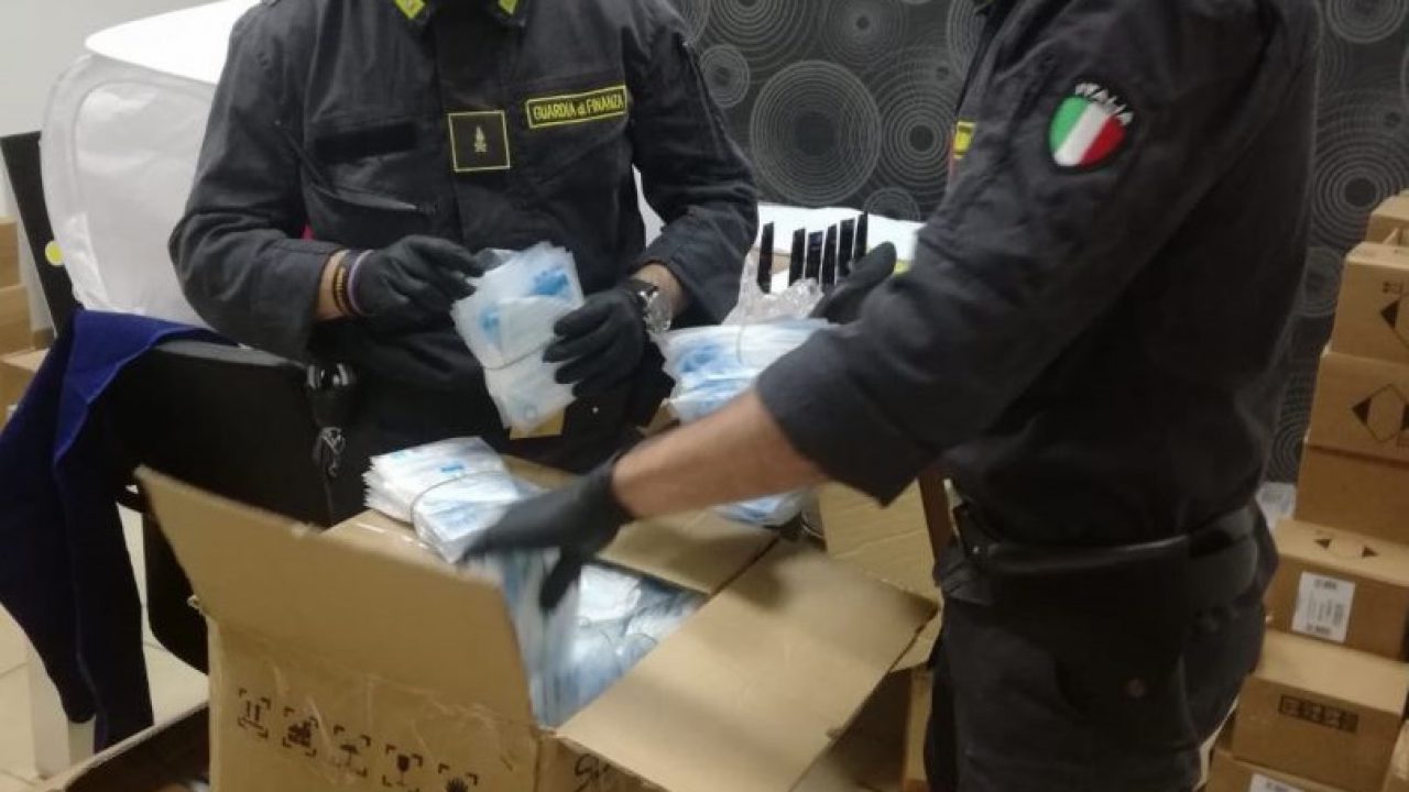 Maxi sequestro nel Napoletano: 6000 mascherine e gel pericolosi. Ecco il video dell’operazione