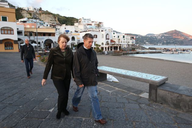 Niente vacanze a Ischia per la Merkel: resterà in Germania
