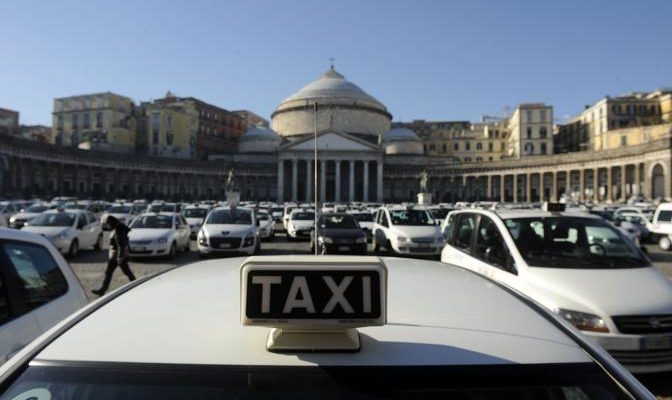 Taxi, arriva la “tariffa Covid”: corse a 6 euro e sconti per spostarsi a Napoli nella fase 2