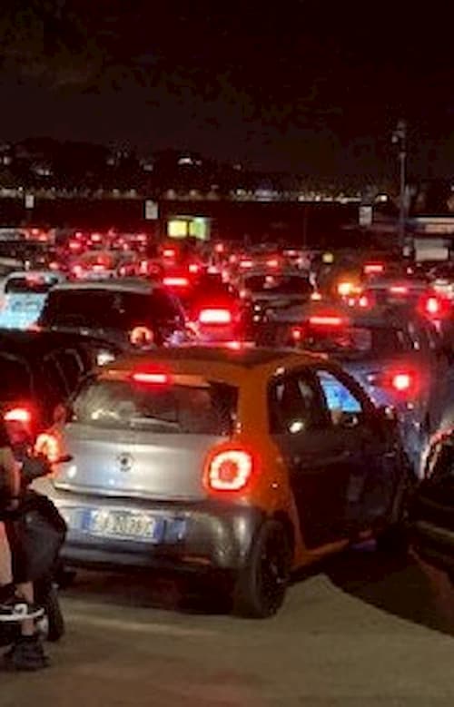 Sabato notte di follia a Napoli, movida impazzita e traffico paralizzato sul Lungomare fino alle 4 del mattino