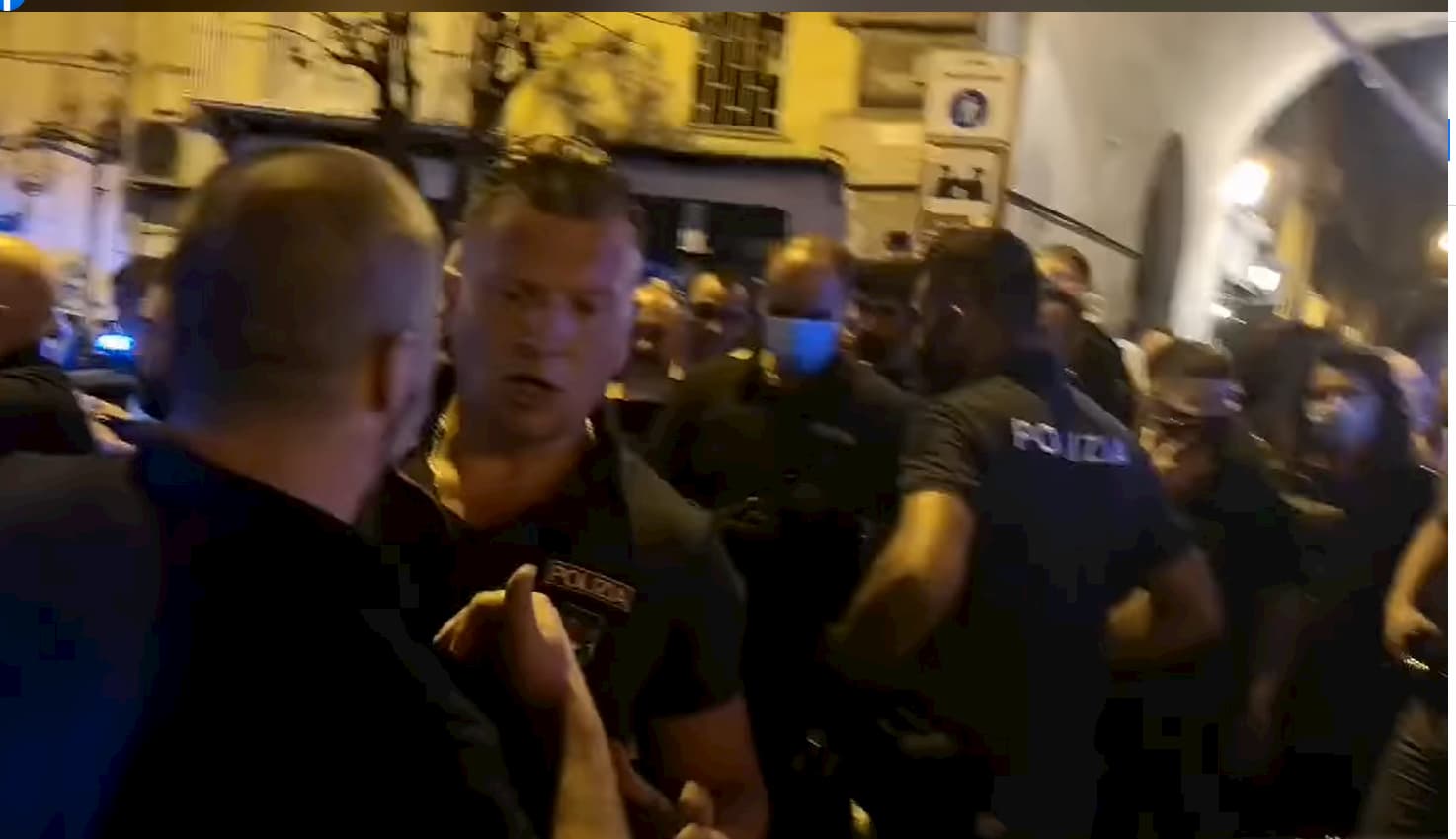 Caos a piazza Bellini per i controlli anti-movida: cori contro la polizia, agenti accerchiati e insultati