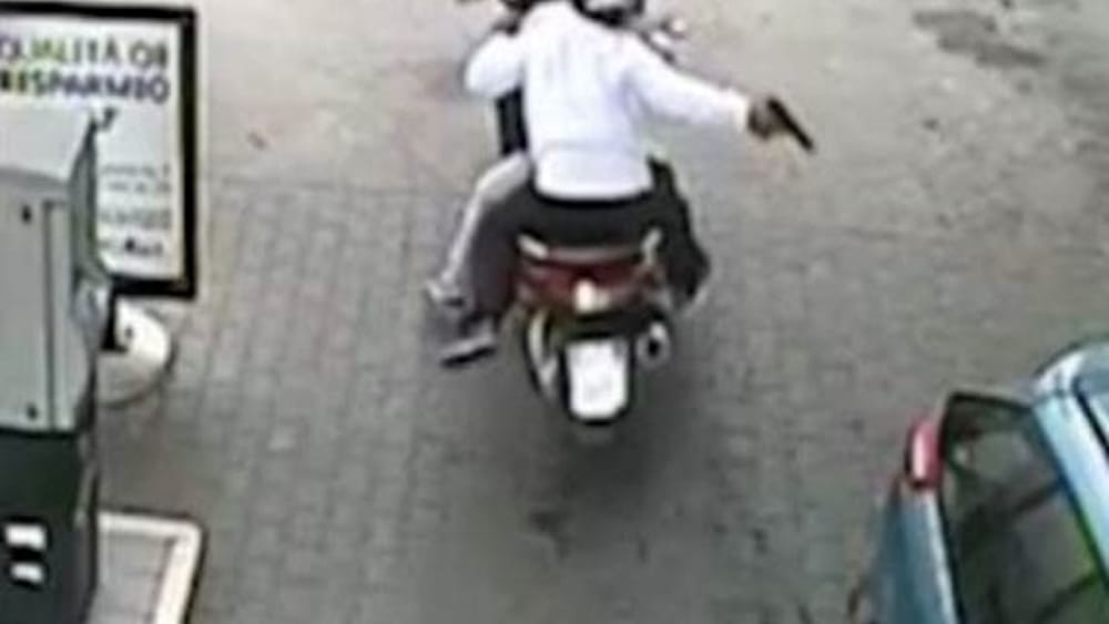 Chiaiano, rapinano un supermercato e fuggono in scooter ma i carabinieri li fermano