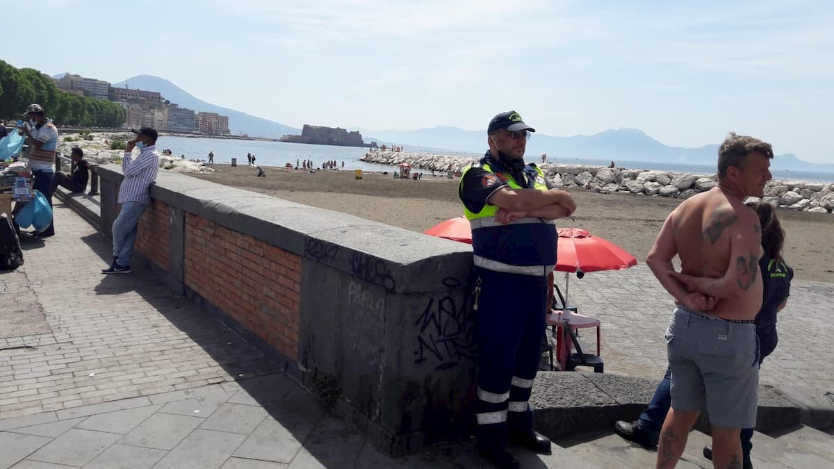 Napoli, accesso alle spiagge libere: in campo anche i volontari della protezione civile
