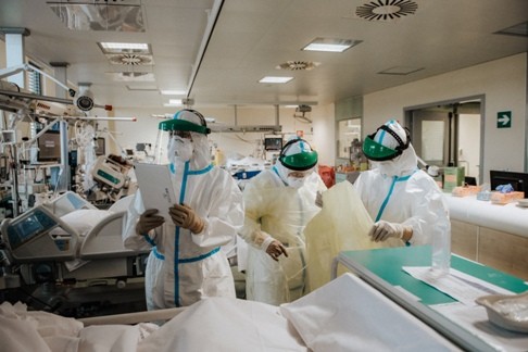 Campania, approvato il piano di potenziamento della rete ospedaliera: oltre 800 posti letto in terapia intensiva