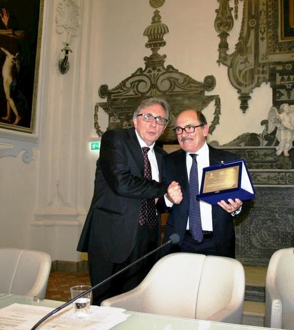 Il procuratore Federico Cafiero De Raho al Suor Orsola premiato dal Rettore Lucio d'Alessandro in occasione del Premio Napoli Città di Pace