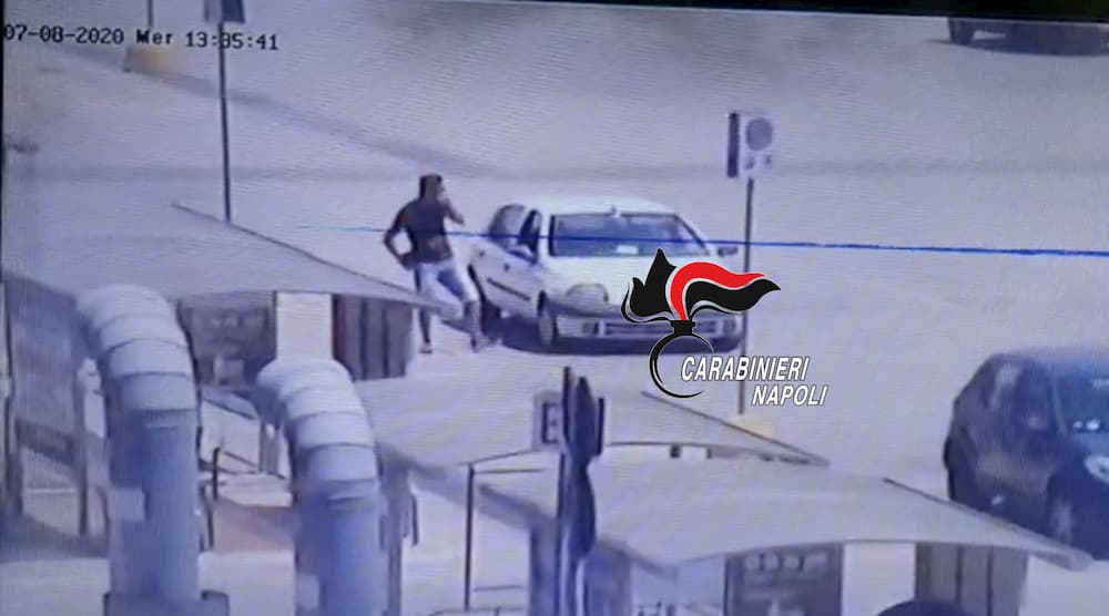 Quarto, col trucco della ruota bucata derubano un automobilista, ma i carabinieri li vedono e li arrestano