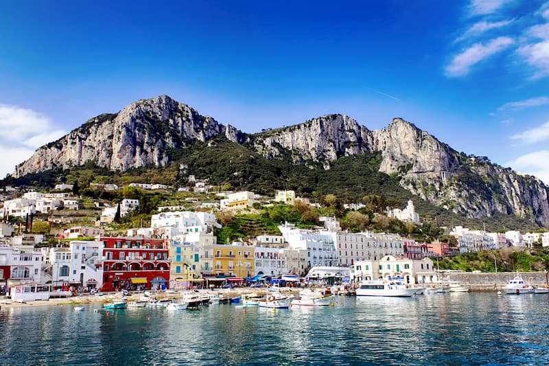 Vacanze di lusso tra Capri e la Costiera amalfitana con bonifici falsi: arrestato truffatore croato