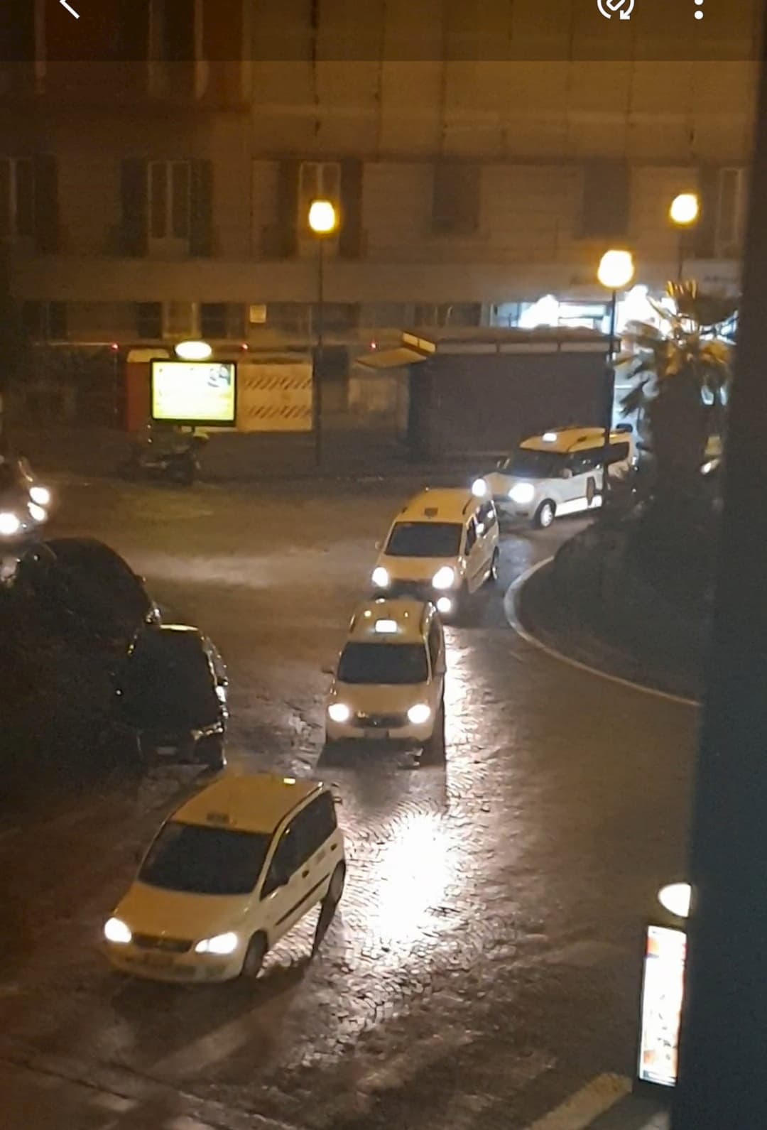 (Video) Coprifuoco Napoli, la protesta dei taxi al Vomero