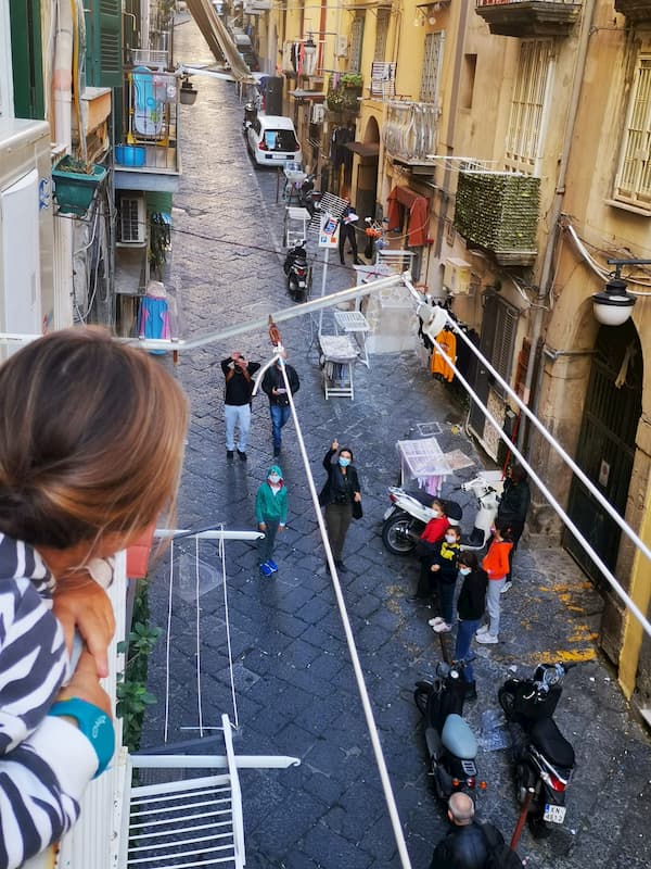 Scuola, a Napoli la didattica si fa dai balconi: “Di necessità virtù”