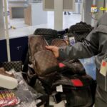 (Video) Aeroporto di Capodichino, sequestrati 400 capi di abbigliamento e accessori contraffatti
