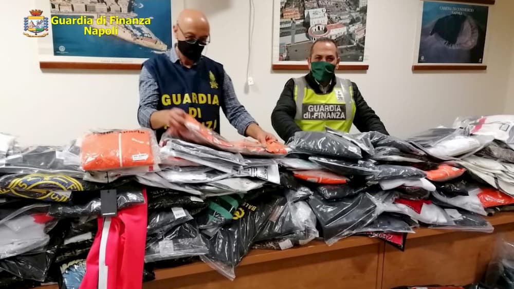 Abbigliamento, più di 13mila capi contraffatti venduti on line: maxi-sequestro nel napoletano