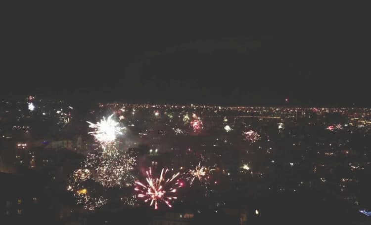 I fuochi d’artificio sfidano anche il coprifuoco