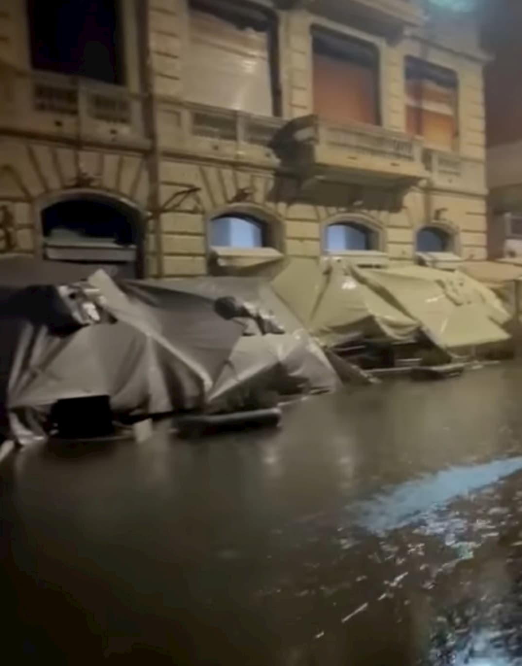 (Video) Lungomare distrutto, de Magistris: “Napoli tornerà a splendere”