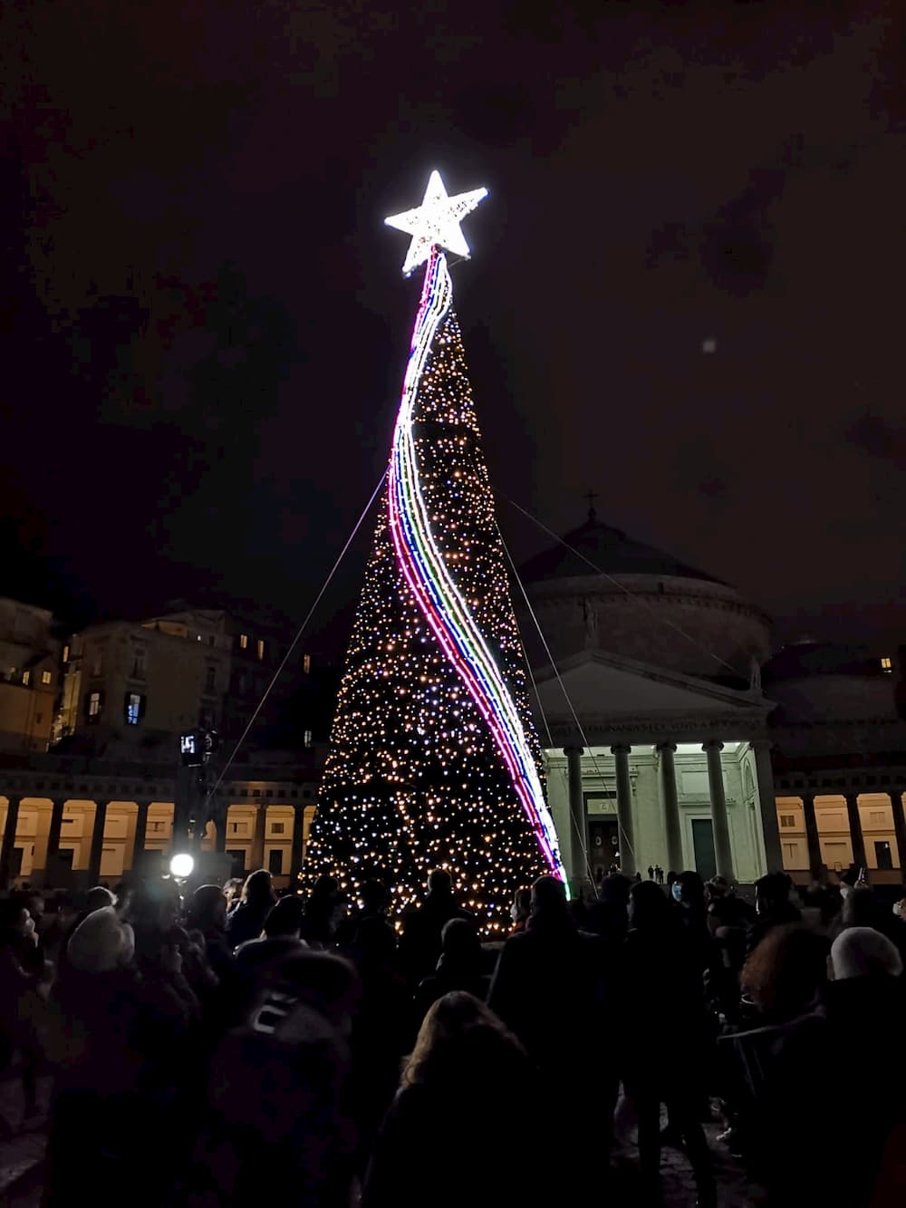 (Video) Piazza del Plebiscito, acceso l'albero di Natale: simbolo della luce della rinascita economica e sociale