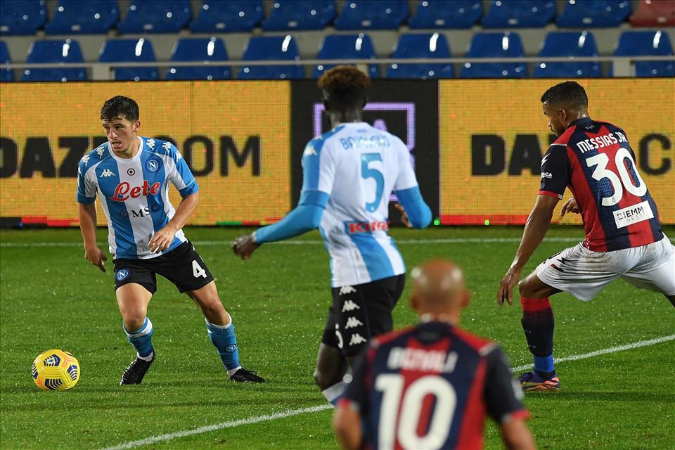 Napoli, altro 4-0 con la maglia di Diego. Azzurri primi in classifica senza lo "scippo" di Juve-Napoli