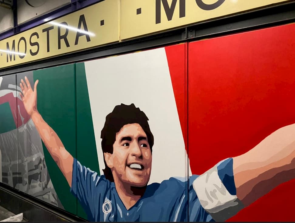 Stazione Maradona, De Luca sprint