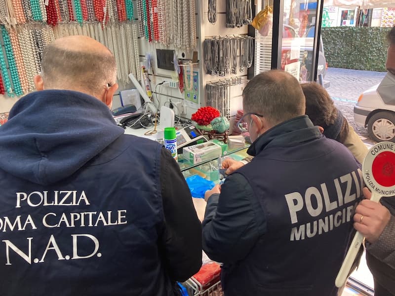 Producevano e distribuivano shopper illegali: operazione congiunta polizia municipale Napoli e Roma Capitale