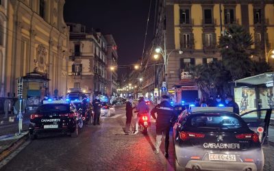 Napoli, piazza Dante: movida in piena pandemia, assembramento di più di 200 persone con musica e alcolici