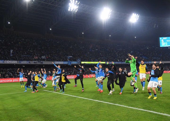 Napoli-Juventus: bianconeri demoliti, è delirio al Maradona, Napoli saluta con la mano aperta