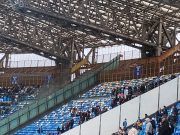 Entrano i tifosi del Milan, il Maradona canta “La capolista se ne va”