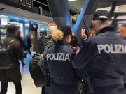 Rubavano ai turisti sui mezzi pubblici, arrestati due borseggiatori (Video)