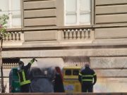 Cassonetti in fiamme al Rettifilo, studenti e turisti rischiano di essere investiti