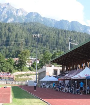Le tribune dello stadio di Dimaro Folgarida piene di tifosi